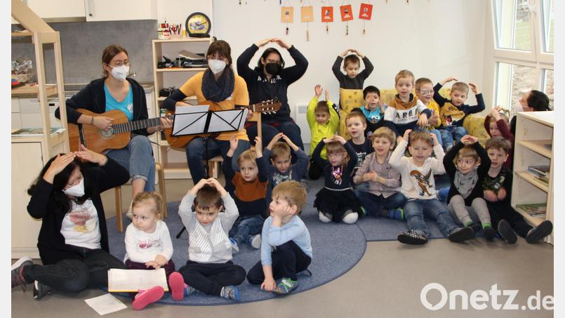 Beim Eröffnungslied, das von den Erzieherinnen begleitet wurde sangen die Kinder fröhlich mit. Die Bewegung beim Refrain durfte natürlich nicht fehlen. Bild: lep
