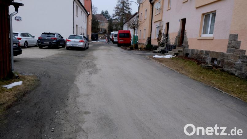In dieser Wohnstraße in Plankenhammer soll auf einer Strecke von bis zu 40 laufenden Metern die neue Versorgungsleitung der zentralen Wasserversorgung verlegt und neue Hauswasseranschlüsse erstellt werden. Bild: le