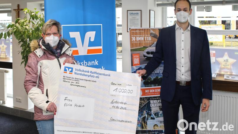 Viktor Hofmann (rechts) überreichte an Elvira Herbert den Gewinn. Bild: njn
