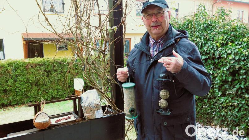 Otto Hauenschild gilt im Landkreis Tirschenreuth als Vogelkenner. Er bemerkt einen deutlichen Rückgang der Wiesen- und Feldvögel, die im Winter natürlich ebenfalls gern ins Vogelhaus kommen zur Winterfütterung. Jedoch bleiben sie immer häufiger aus. Bild: ubb