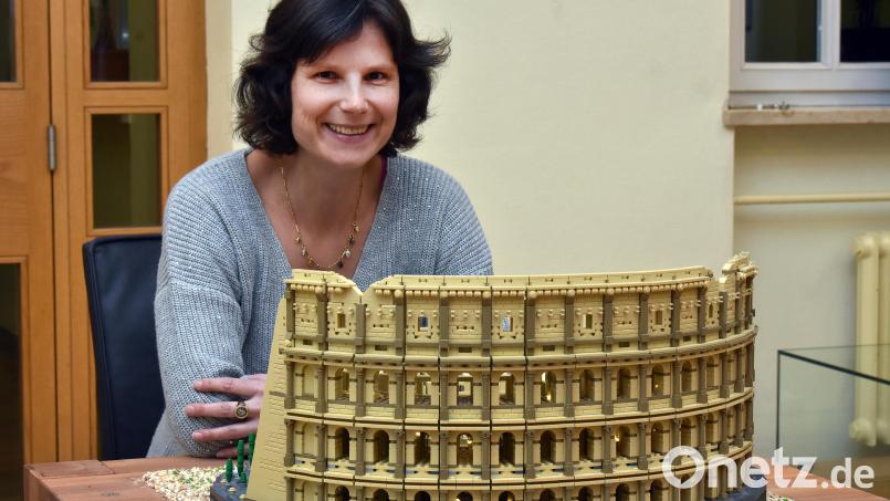 Latein-Lehrerin Irene Grünauer hat für ihre Schule, das Erasmus-Gymnasium, das Kolosseum aus Lego nachgebaut. Bild: Stephan Huber