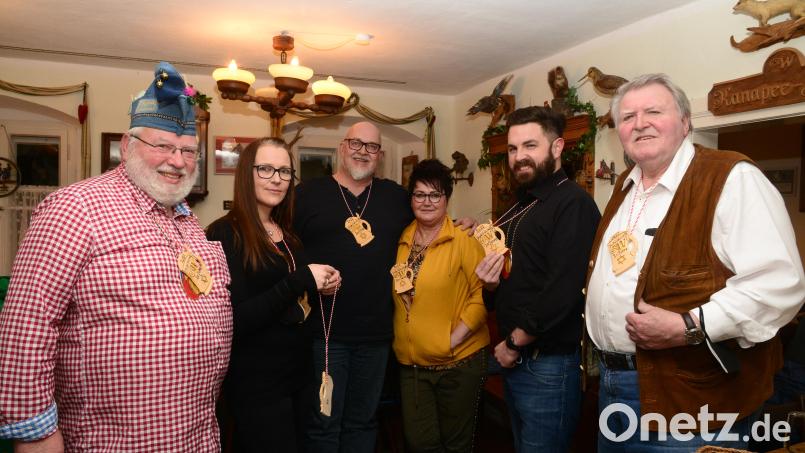 Das Zoiglprinzenpaar Bernhard Lang und Karina Kos überreichten dem Gastwirtsehepaar Gerald und Karin Wickel sowie Bürgermeister Sebastian Dippold (von links) den Zoiglorden 2022. Alfons Kistenpfennig (rechts) hat die Orden aus Lindenholz geschnitzt. Bild: bey