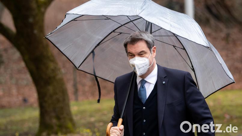 Ministerpräsident Markus Söder (CSU) kommt zur Pressekonferenz nach der Kabinettssitzung. Die anstehenden Lockerungen verkündet er wieder selbst. Bild: Sven Hoppe
