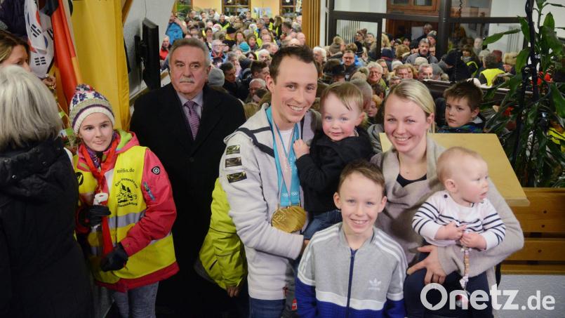 Familienmensch Eric Frenzel: Das Bild zeigt den dreifachen Olympiasieger vor vier Jahren beim Empfang nach den Spielen in Südkorea. Er hält Leopold (mittlerweile sechs Jahre alt) im Arm, Mama Laura die kleine Emma (jetzt vier). Vorne steht Philipp, der heute 15 Jahre alt ist. Bild: Gabi Schönberger