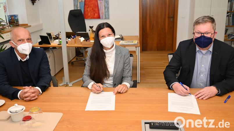 Die Leiterin der Regensburger Niederlassung der Firma Ten Brinke, Sandra Kainz (Mitte), und Oberbürgermeister Michael Cerny (rechts) unterzeichnen im Beisein von Projektleiter Roland Seissler die Aufhebungsvereinbarung, nach der keinerlei offene Ansprüche der beiden Parteien mehr bestehen. Bild: Susanne Schwab, Stadt Amberg/exb