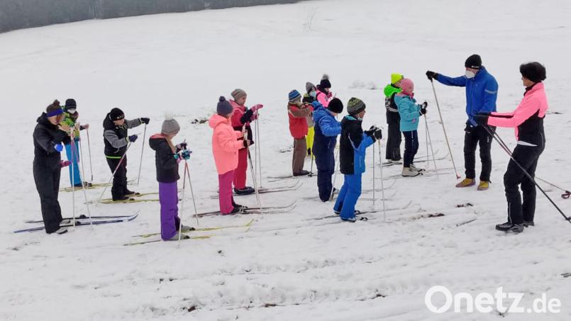 Auf die Plätze, fertig, los ging es im Skilanglaufzentrum des OWV-Skiclubs Waldthurn für die Mädchen und Buben der Wolfgang-Caspar-Printz Grundschule unter der Federführung von Johanna Grünauer (rechts) Bild: fvo