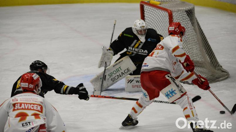 Alle Hände voll zu tun hatte Ambergs Torhüter Timon Bätge (rechts) im Vorrunden-Heimspiel gegen den TEV Miesbach, das der ERSC nach 0:2-Rückstand mit 5:4 gewann. Im Rückspiel war Bohumil Slavicek (links) der überragende Mann: Beim 5:2-Sieg der Miesbacher war er an allen TEV-Treffern beteiligt. Archivbild: Andreas Brückmann