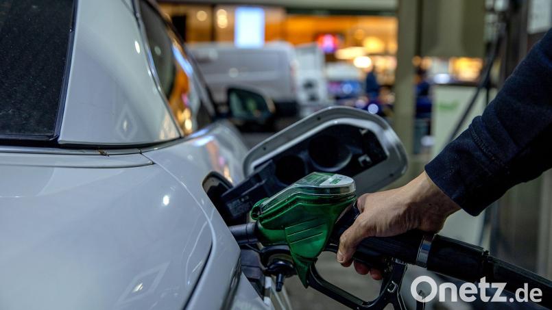 Ein Autofahrer tankt ein Auto mit Benzin. In Bayern ist das aktuell am günstigsten. Symbolbild: Carsten Koall/dpa