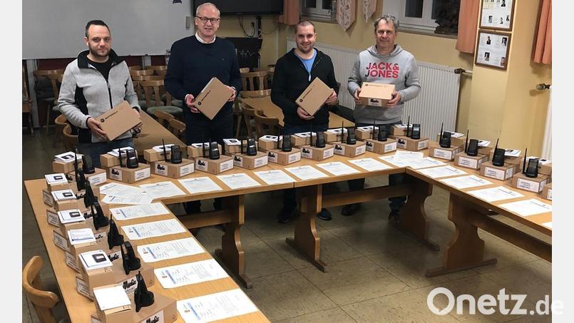 Die Feuerwehren in der Marktgemeinde Hahnbach werden mit 100 Digitalfunkpagern ausgestattet (von links): Kommandant Michael Iberer, Bürgermeister Bernhard Lindner sowie die stellvertretenden Kommandanten Philip Gebert und Markus Weber. Bild: mma