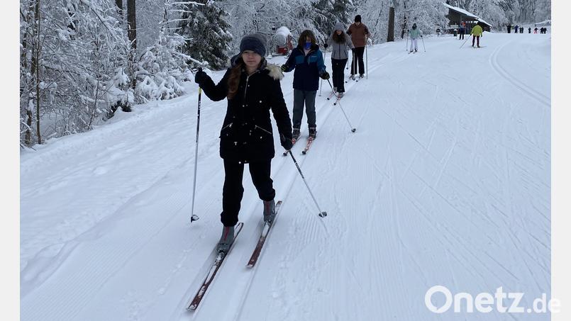 Die Kümmersbrucker Mittelschüler haben ihren Spaß beim Skilanglauf durch den verschneiten Winterwald. Bild: pop