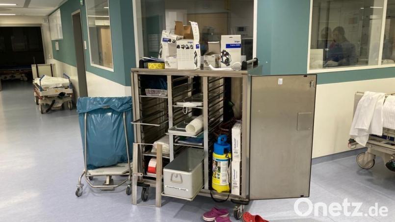 Der für den nächtlichen Einsatz zur Versorgung von zwei schwerkranken Vergiftungsopfern aus Weiden ausgeräumte ABC-Wagen des Amberger Klinikums. Bild: Marc Bigalke/exb