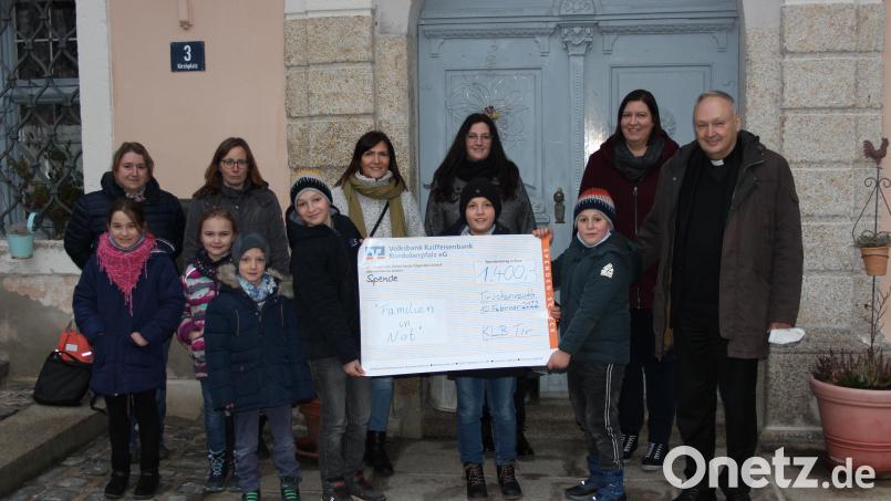 1400 Euro kamen bei der Christbaum-Abhol-Aktion der KLB Tirschenreuth zusammen. Das Geld spendete der Verein an die Aktion „Familien in Not“. Im Bild: (von rechts) Stadtpfarrer Georg Flierl mit den drei KLB-Vorsitzenden Kathrin Konrad, Daniela Bäuml und Roswitha Kraus sowie den Beisitzerinnen Marion Kraus und Monika Franz und den Kindern, die bei der Sammelaktion geholfen haben. Bild: heb