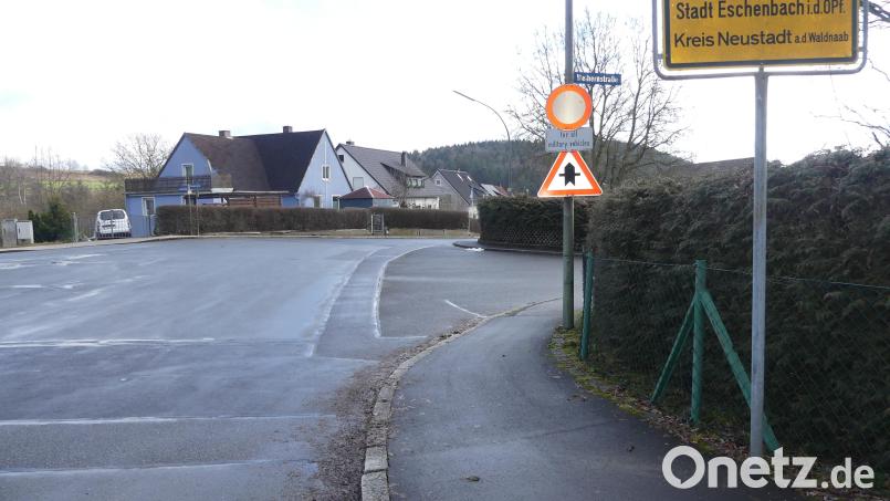 Ab der Einfahrt zum Ortsteil Apfelbach gilt künftig Tempo 30. Die angezeigte Vorfahrtsregelung bleibt bestehen. Bild: rn