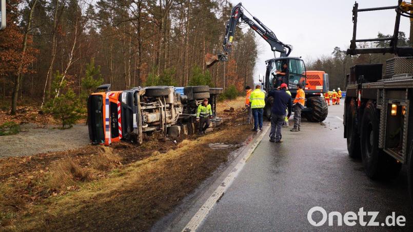 Mit einem Bagger und einem schweren Abschleppwagen wurde der Kieslaster geborgen, der am Dienstag gegen 13 Uhr auf der B 85 zwischen Bodenwöhr und Altenschwand verunglückt war. Bild: Thomas Dobler