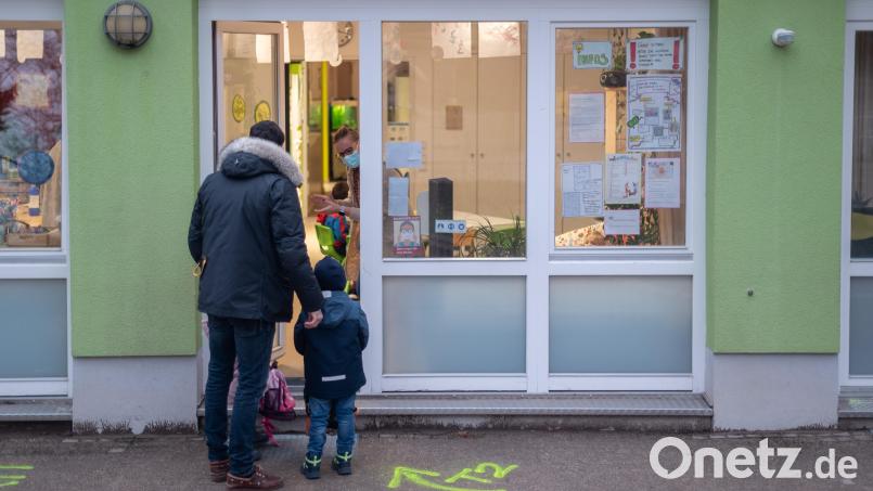Ein Vater bringt seine Kinder in eine Kita. Eltern von Kita-Kindern sollen in Bayern mehr politisches Mitspracherecht bekommen, finden SPD, Grüne und FDP im Landtag. Symbolbild: Sebastian Gollnow/dpa