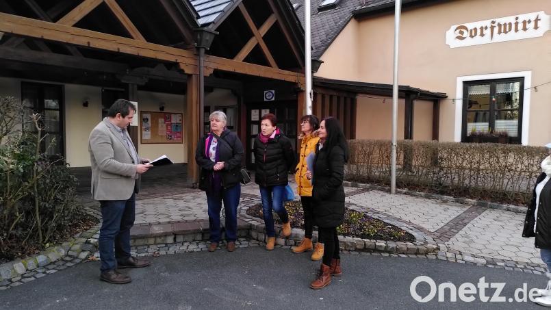 Die örtliche Bürgerinitiative gegen Sendemastanlagen übergab Vorbachs Bürgermeister Dr. Alexander Goller einen Bürgerantrag. Bild: exb