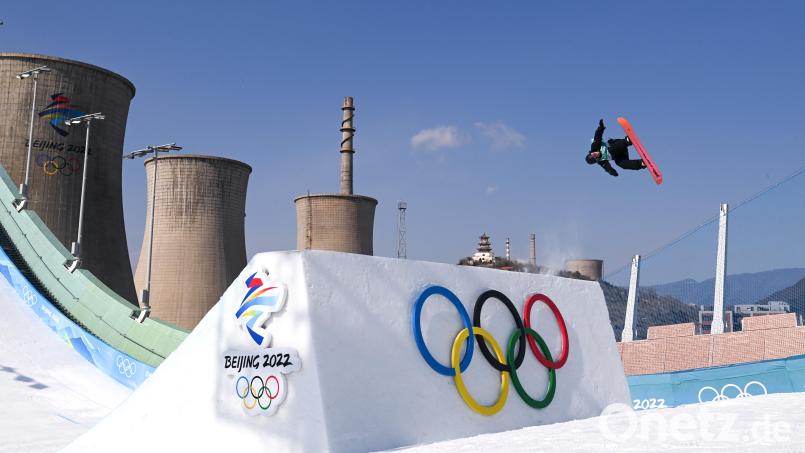 Auf dem Gelände eines ehemaligen Stahlwerks bauten die chinesischen Gastgeber eine Big-Air-Schanze für die Ski-Freestyle- und Snowboard-Wettbewerbe. Bild: picture alliance/dpa/XinHua