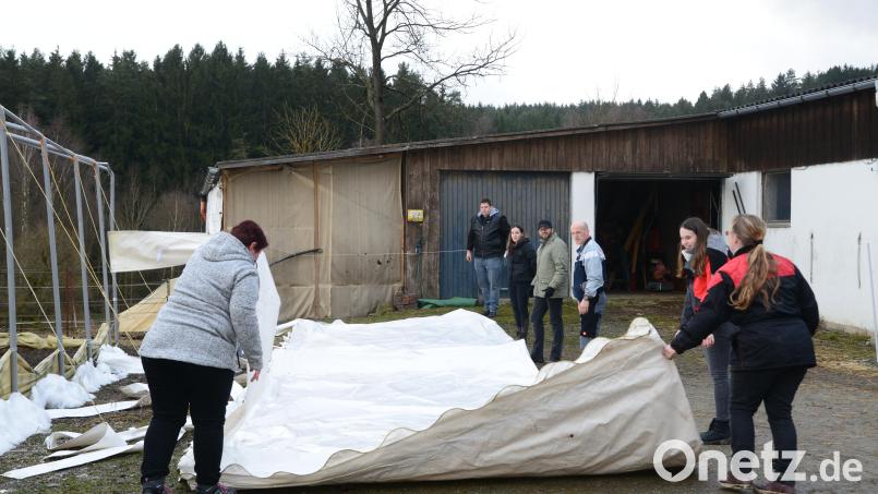 Am Ende musste die Zeltplane nur noch ordentlich zusammengelegt werden. Bild: bey