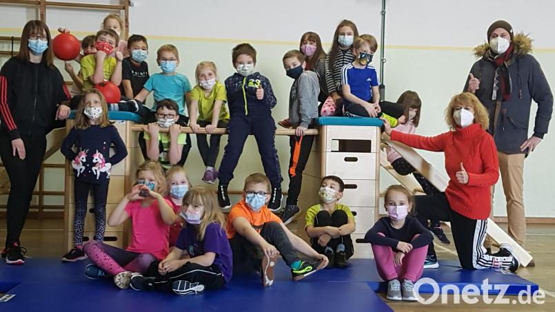 Die Freude über 1400 Euro für den Schulsport war den Mädchen und Buben – leider durch Masken verdeckt - mit ihren Lehrerinnen Silvia Glaser (Zweite von rechts) und Jana Baumann (links) ins Gesicht geschrieben. Der Betrag stammt aus den Mandatsbeiträgen 2021 von Bürgermeister Sebastian Voit (rechts). Bild: gis