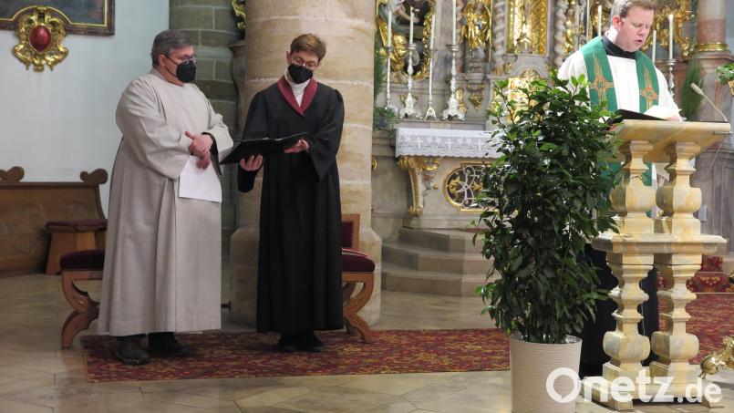 Stadtpfarrer Thomas Kraus, Prädikantin Gertraud Burkhardt und Gemeindereferent Jochen Gößl (von rechts) beim ökumenischen Gottesdienst in der Stadtpfarrkirche. Bild: jzk