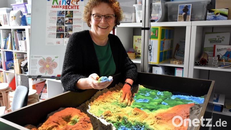 Brigitte Netta am „digitalen Sandkasten“ in der Kita DigiMINTkids. Nettas Einrichtung ist unter den zehn Finalisten für den Deutschen Kita-Preis. Bild: Stephan Huber
