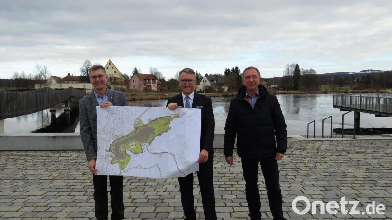 Zweiter Vereinsvorsitzender Franz Häring, Bürgermeister Franz Stahl und Vereinspressesprecher Mirko Streich (v. li.) sind zuversichtlich, dass die Gartentage 2022 stattfinden können. In welchem Rahmen, sagen sie, wird sich noch herausstellen. Bild: ubb
