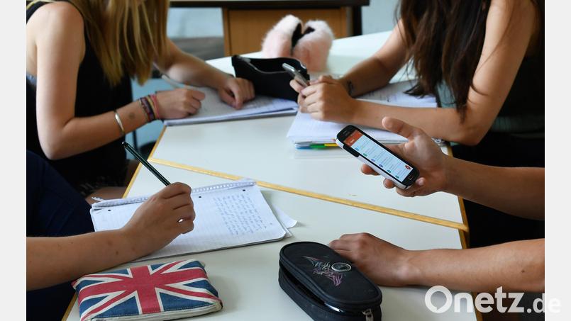 Ist die Verwendung eines Smartphones in der Schule sinnvoll? Das bayerische Kultusministerium sieht Handlungsbedarf, diese Frage zu klären und hat Versuchsschulen ausgewählt, die Konzepte erarbeiten sollen. Das Max-Reger-Gymnasium ist eine Einrichtung von 22 in der Oberpfalz. Bild: agentur_dpa