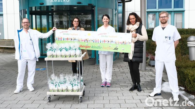 Bei der Spendenübergabe (von links): Tobias Meindl, Mitarbeiter der Pflegedirektion, Katharina Ostermann und Anna-Maria Meißner-Wagner, Vorstand &quot;Amberger Kinder helfen&quot;, Anita Pilhöfer, Stefan Möller, Abteilungsleiter Intensivstation D1. Bild: Klinikum/Dietl/exb