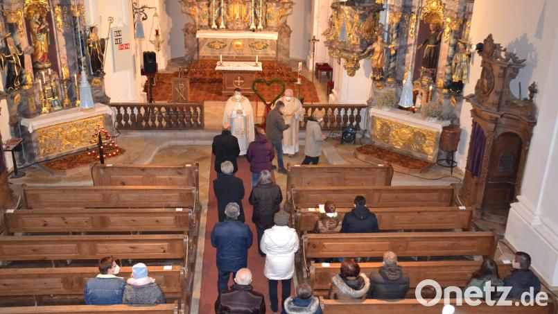 Pfarrer Udo Klösel bat die Paare nach vorne an den Altar und segnete sie. Bild: gi