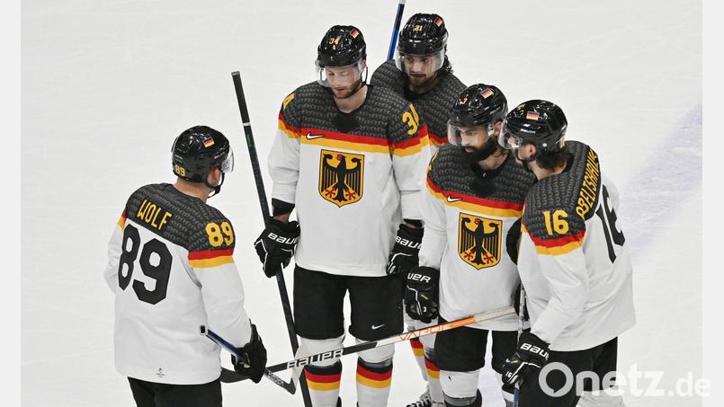 Völlig frustriert schon während der Partie: Die deutschen Spieler (von links) David Wolf, Tom Kühnhackl, Nicolas Krammer, Dominik Bitter und Konrad Abeltshauser. Bild: Peter Kneffel