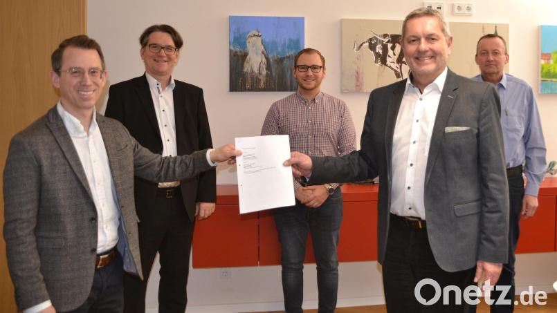 Der Liefervertrag ist besiegelt (von links): Andre Zorger (Leiter Kommunalmanagement Region Ostbayern der Bayernwerk Netz GmbH), Markus Windisch (Kommunalbetreuer), Jonas Fehr (Leiter Planung, Bauausführung und Netzkundenbetreuung Kundencenter Weiden), Erster Bürgermeister Joachim Neuß und Hauptamtsleiter Uwe Lindner von der Stadt Auerbach. Bild: Stadt Auerbach/exb