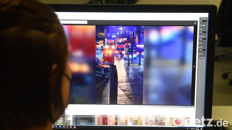 Blaulicht in der Altstadt von Weiden: In einem Lokal vergifteten sich in der Nacht zu Sonntag acht Menschen an einer mit Ecstasy versetzten Flasche Champagner. Bild: Gabi Schönberger