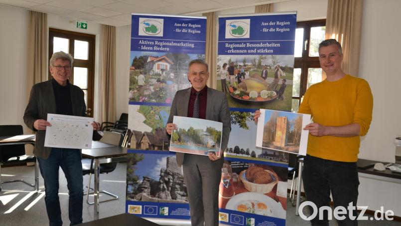 Auf den ganzen Landkreis verteilt sind über 50 Projekte, die mit Leader-Förderung schon verwirklicht wurden. Wolfgang Wenisch (links) hält eine Karte mit den markierten Objekten. Als Fotobeispiel zeigt Roland Grillmeier (Mitte) das Naturbad in Immenreuth, Florian Preisinger (rechts) die Wegkapelle in der Waldnaabaue. Bild: as