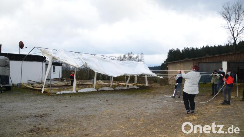 Jeder Helfern zog auf Kommando an seinem Seil. So wurde das Zeltdach über den First auf die andere Seite gezogen. Bild: bey