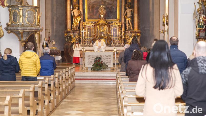 Valentinsandacht in der Pfarrkirche Erbendorf mit Pfarrer Martin Besold. Bild: njn