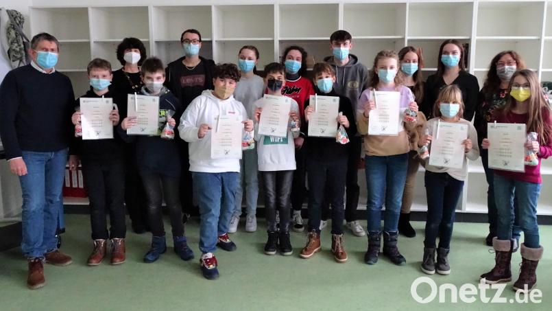 Schulleiter Dieter Meyer (links) und Kerstin Fiedler (rechts) freuen sich mit den diplomierten Schülern und den engagierten Seminaristen des HCA-Gymnasiums. Bild: mma