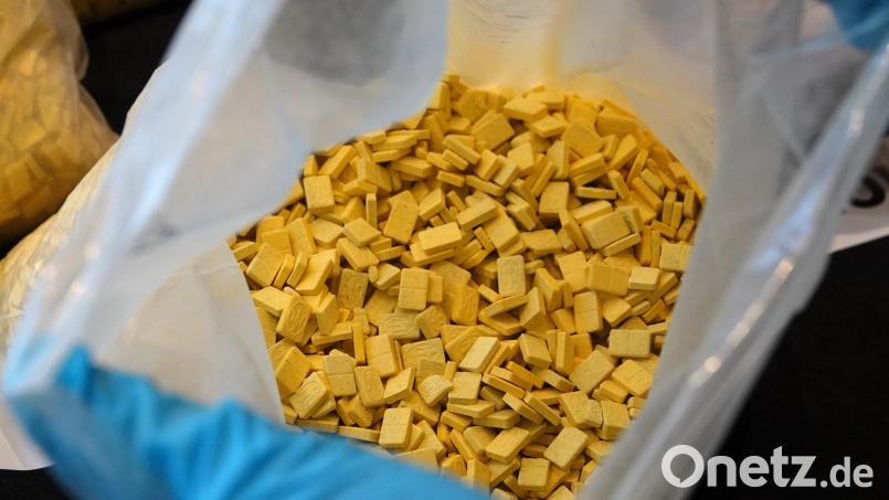 Gelbe Ecstasy-Tabletten liegen in einer Plastiktüte. Foto: Hannah Wagner/Archiv Symbolbild: Hannah Wagner