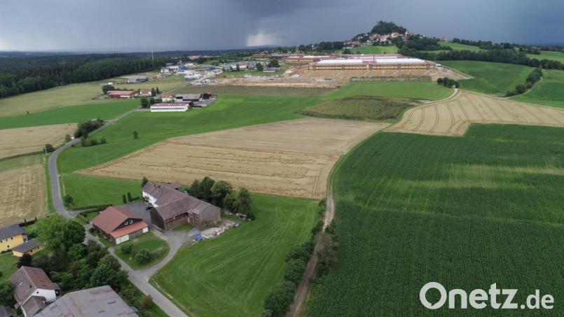 Der Geltungsbereichung des Flächennutzungsplans nach der 8. Änderung zur Ausweisung weiterer gewerblicher Flächen erstreckt sich bis zum Ortsteil Theile (helle Ackerfläche) und klammert im Osten den dortigen Bauernhof mit seinem Umfeld aus. Bild: bey