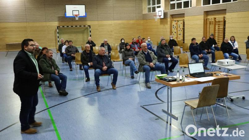 Umfassend eingebunden werden die betroffenen Bürger und Grundstücksbesitzer in die Sanierung der Gemeindeverbindungsstraße auf den Poppenberg. Die erste Versammlung mit Bürgermeister Thomas Kaufmann (links) fand in der Mehrzweckhalle statt. Bild: bkr