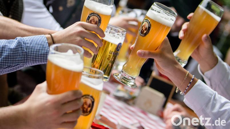 Für Geimpfte und Genesene gibt es künftig keine Kontaktbeschränkungen mehr. Symbolbild: Matthias Balk/dpa