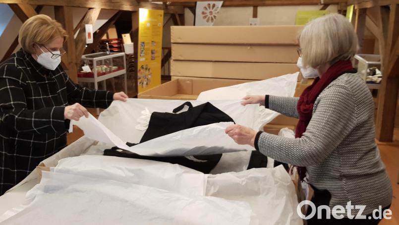 Vorsichtig werden die Kleidungsstücke aus den Archivkartons entnommen. Jedes ist mit Seidenpapier geschützt. Bild: hba