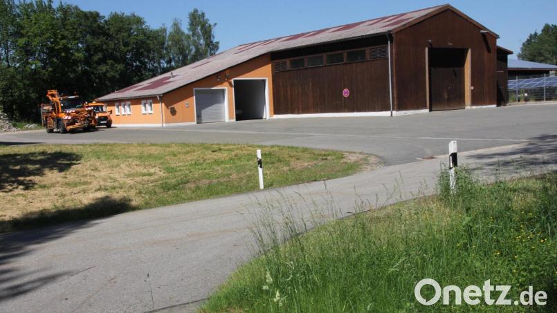 Im Anschluss an die Baumreihe hinter dem Kreisbauhof beim Bahnhof Lind soll die neue Oberviechtacher Rettungswache gebaut werden. Archivbild: frd