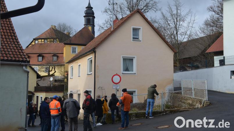 Die Bürger und Anlieger beteiligten sich rege an der Diskussion zur Gestaltung des neuen Dorfplatzes, der nach Abriss des Gebäudes vor dem Schloss (Hintergrund) entstehen soll. Bild: ak