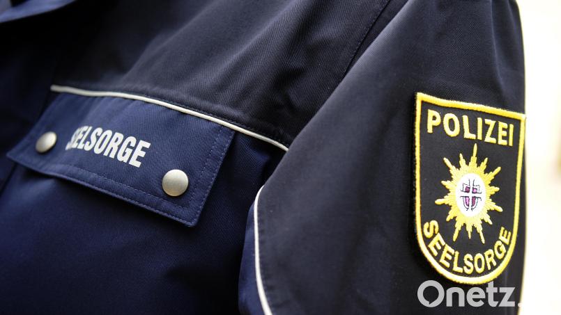 Beim linksabbiegen auf die Infanteriestraße in Amberg übersah ein 62-jähriger Mann die stehenden Autos vor ihm. Symbolbild: Caroline Seidel/dpa