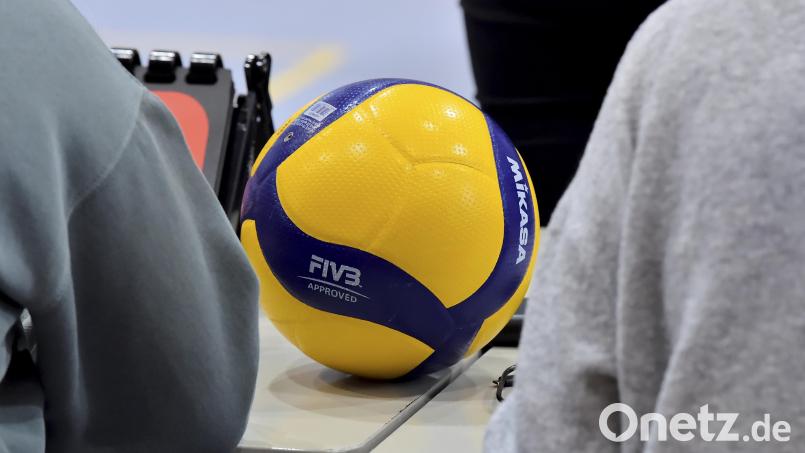 Der Ball bleibt wieder einmal liegen. Die Volleyballer des VC Amberg müssen erneut eine Zwangspause einlegen. Symbolbild: Hubert Ziegler