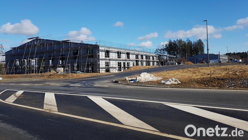 Die Firma Bühnenbau Kaiser aus Moosbach errichtet derzeit zwei Montagehallen im Gewerbegebiet „Hammermühle“ (vorne). Unmittelbar daneben entsteht bereits eine Halle der Firma Kleber-Transporte aus Eslarn. Bild: gi