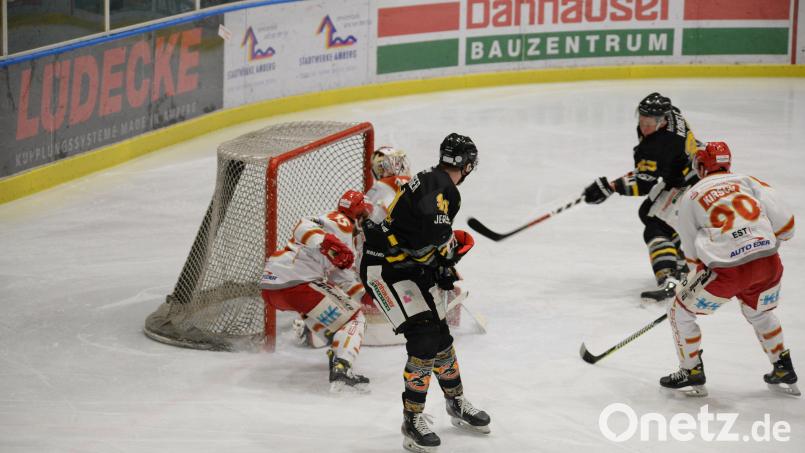 Wie vernagelt war das Tor des TEV Miesbach bei der 0:3-Niederlage des ERSC Amberg am Mittwochabend. Hier versuchte es Felix Köbele (Zweiter von rechts) vergeblich. Die Chance zur schnellen Revanche haben die Löwen am Sonntag im Rückspiel. Archivbild: Andreas Brückmann