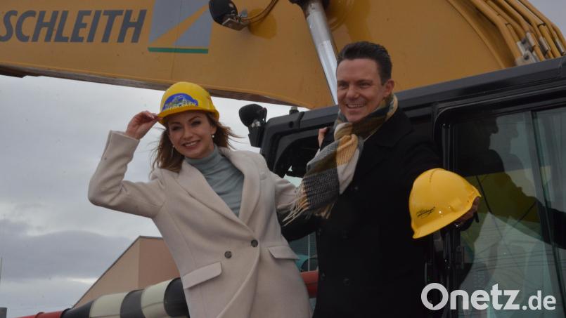 Hurra, wir kommen in die Oberpfalz! Stefan Mross und Anna-Carina Woitschack reisen am 22. April mit ihrer "Immer wieder sonntags"-Show nach Weiden. Am 28. Oktober sind sie in Amberg. Bild: Kunz