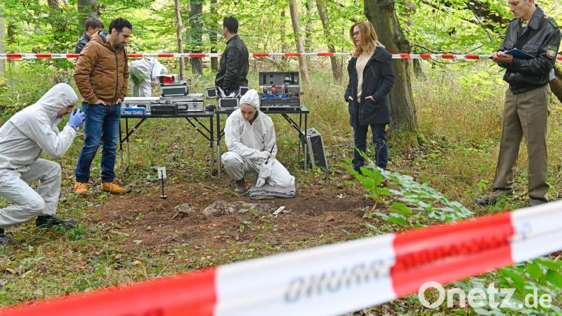 Eine der Szenen im für das ZDF nachgestellten Fall Maria Baumer: Zwei Pilzsucher finden einen Leichnam im Wald - ihr Mörder hat die Leiche in einem speziellen Brandkalk-Gemisch eingebettet, um Spuren zu verwischen. Bild: Saskia Pavek/ZDF
