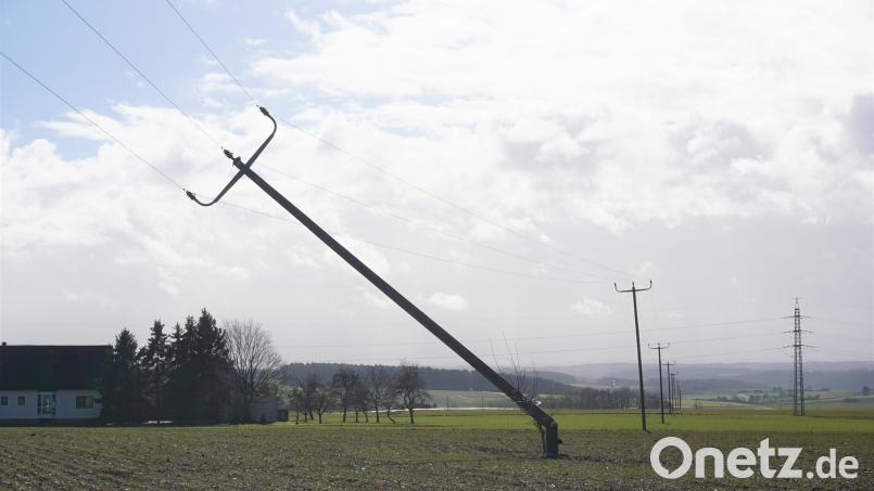 Bei Thanheim (Gemeinde Ensdorf/Kreis Amberg-Sulzbach) knickte der Sturm einen Strommast um. Es kam zu einem Stromausfall in dem Dorf. Bild: jut